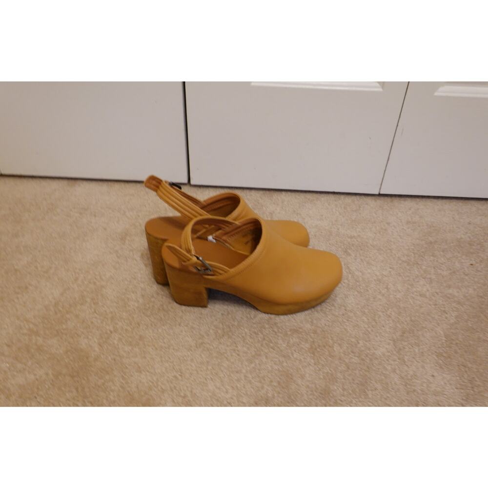 Universal Thread Size 9 Tan Clogs - image 3